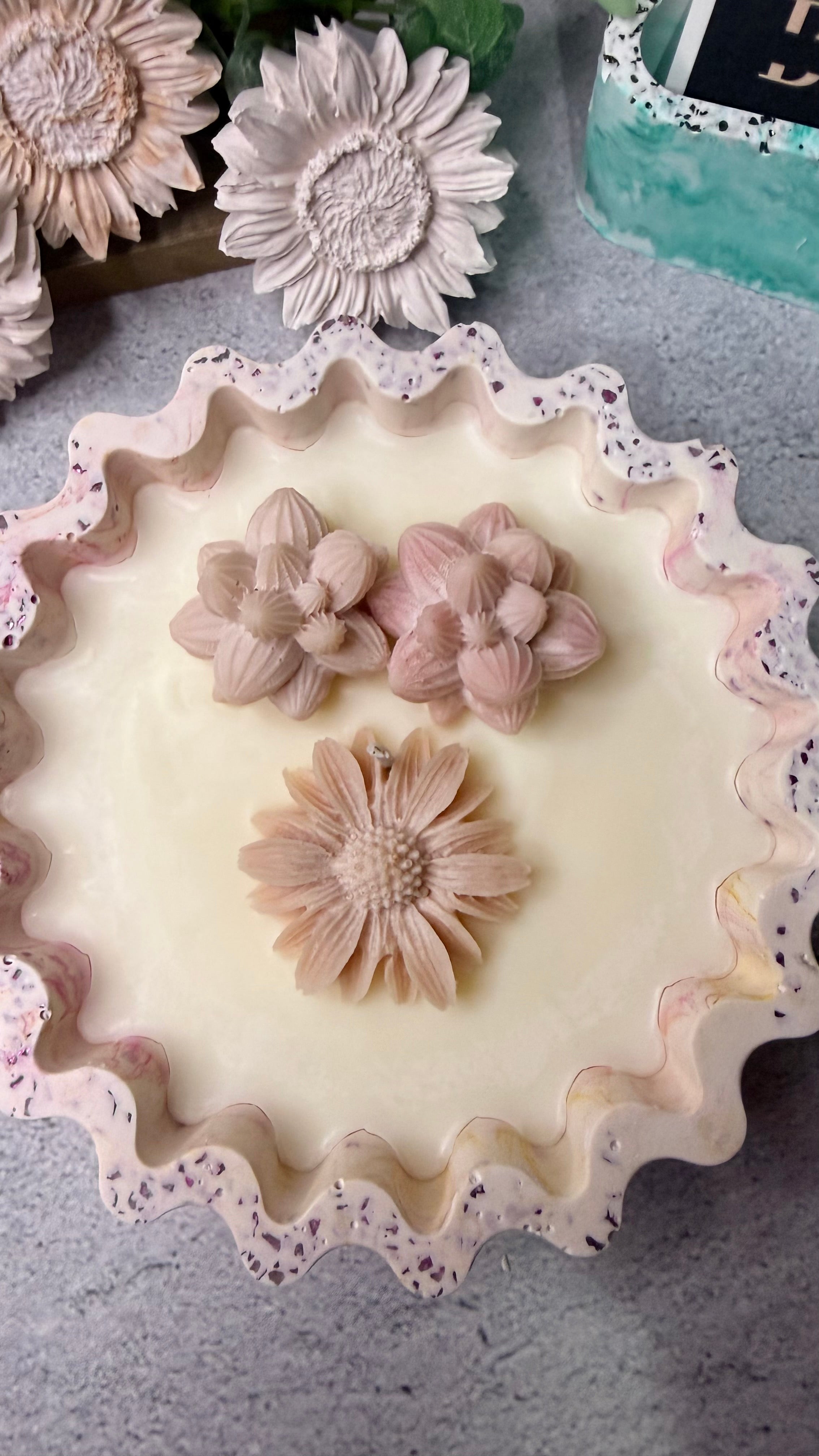 Blush Pink Crystal Edge Bloom Candle: Blueberry Scent