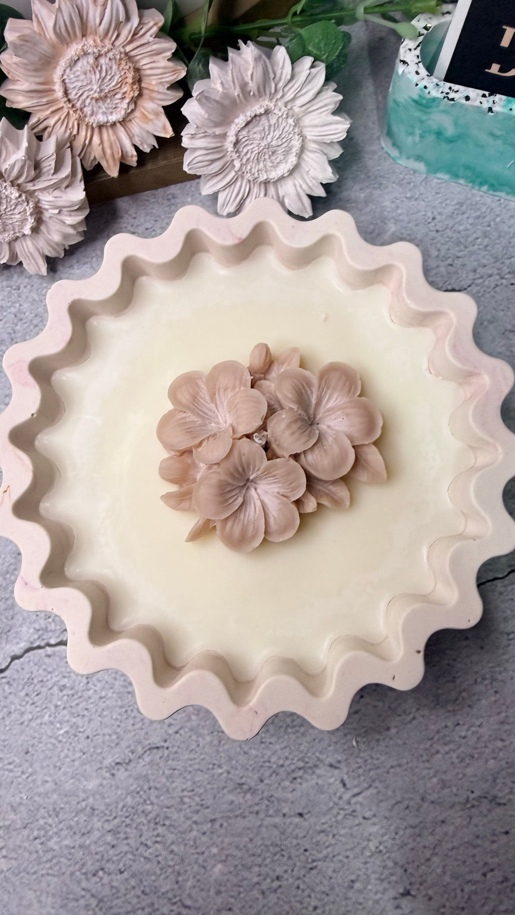 Blue Pink Bloom Candle: Blueberry Scent